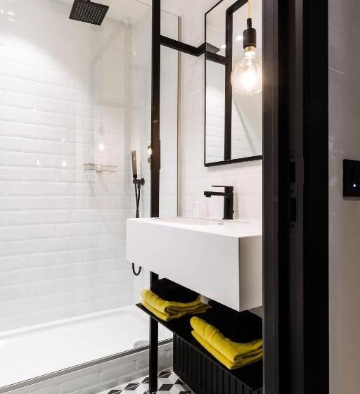 חדר סטנדרט, Upstairs