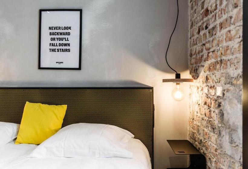 חדר בסיסי, Upstairs