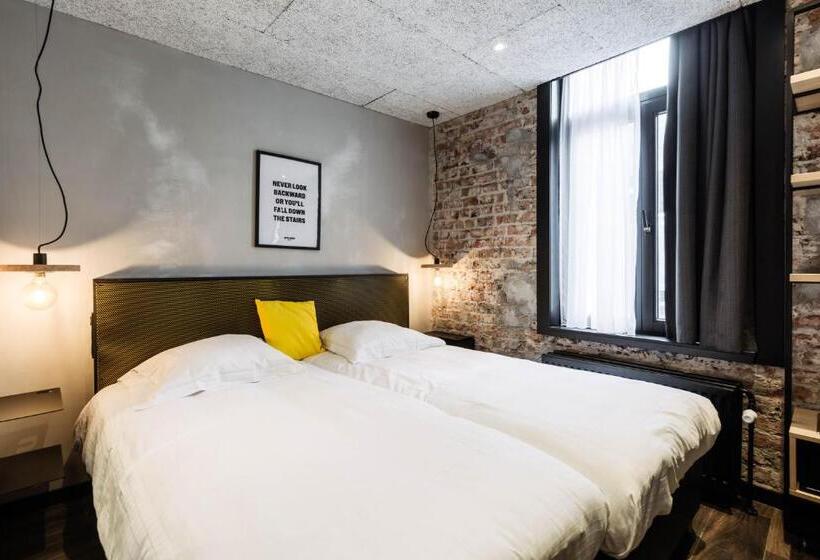 חדר בסיסי, Upstairs