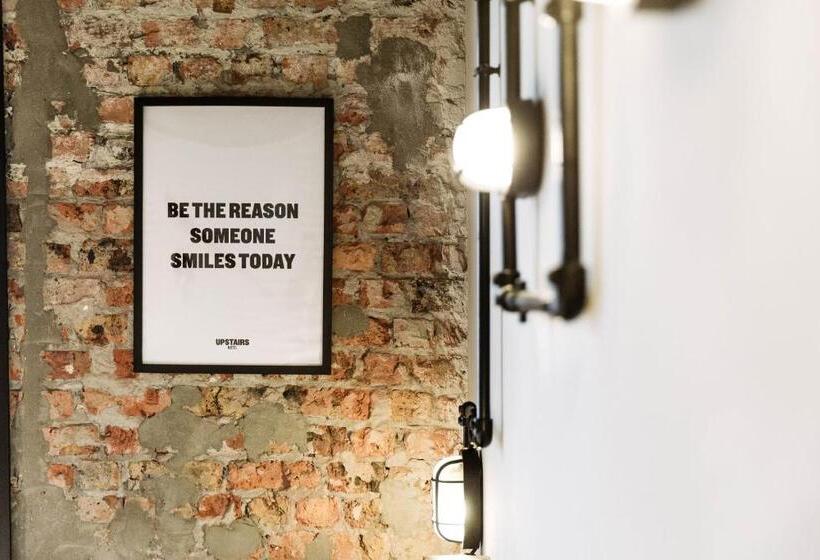 חדר בסיסי, Upstairs