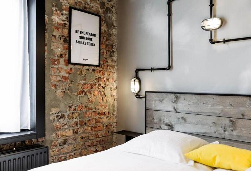 חדר בסיסי, Upstairs