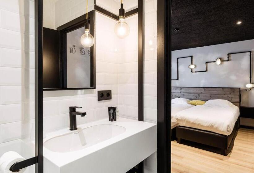 חדר בסיסי, Upstairs