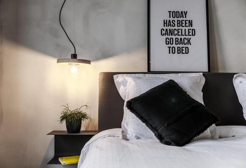 חדר בסיסי, Upstairs