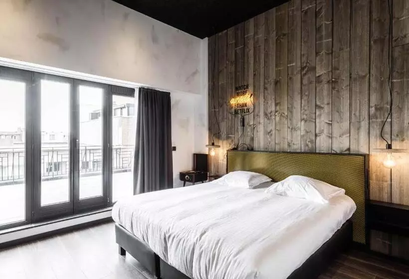 اتاق پنت هاوس, Upstairs