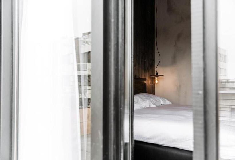 חדר פנטהאוז, Upstairs