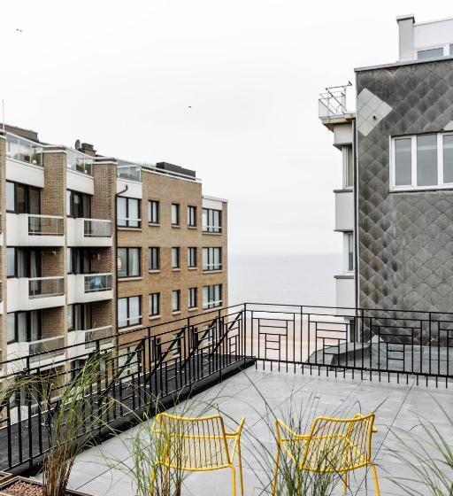 חדר פנטהאוז, Upstairs