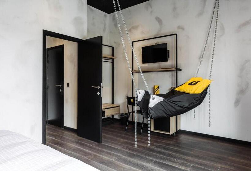 חדר פנטהאוז, Upstairs