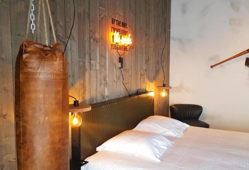 חדר פנטהאוז, Upstairs