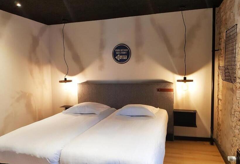 חדר בסיסי, Upstairs