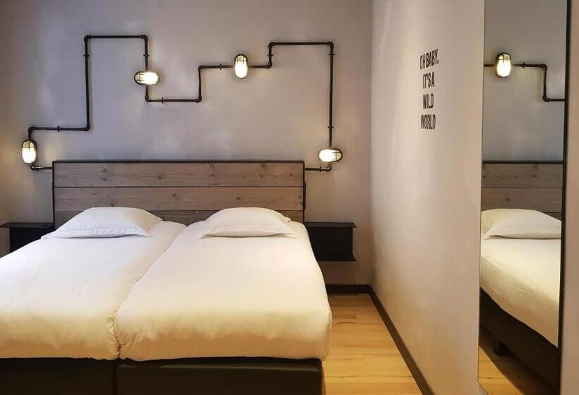 חדר בסיסי, Upstairs