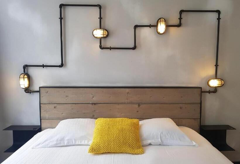 חדר בסיסי, Upstairs