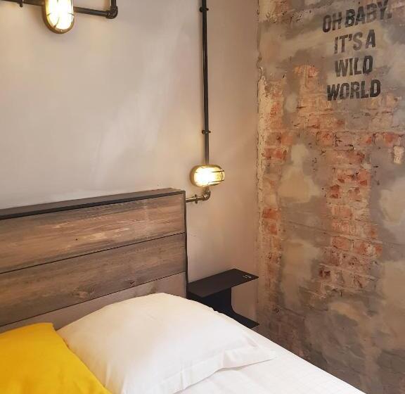 חדר בסיסי, Upstairs