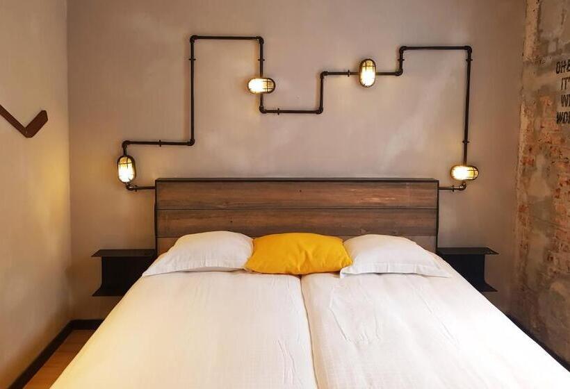 חדר בסיסי, Upstairs