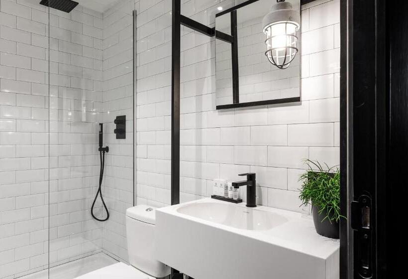 חדר בסיסי, Upstairs