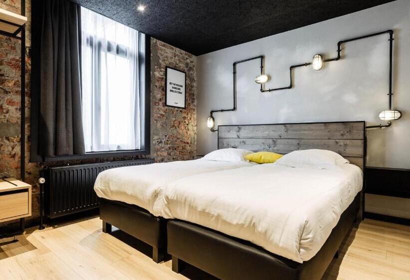 חדר בסיסי, Upstairs