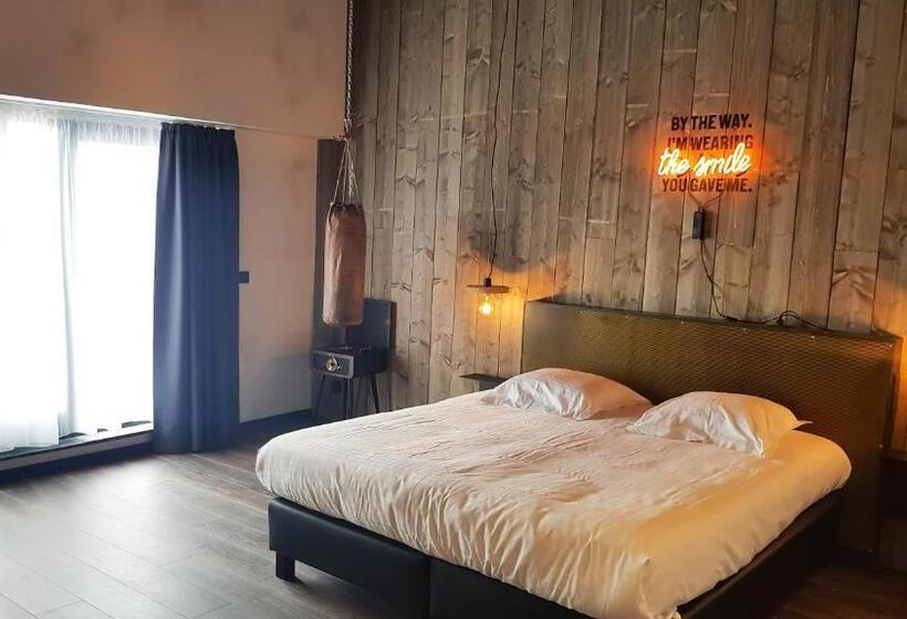 חדר פנטהאוז, Upstairs