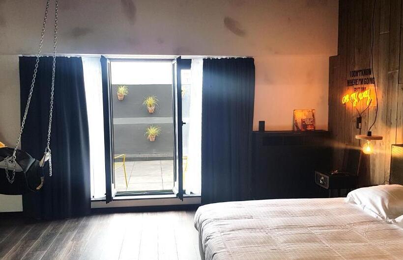 חדר פנטהאוז, Upstairs