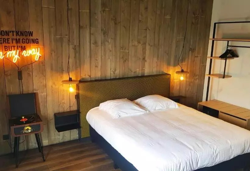 اتاق پنت هاوس, Upstairs