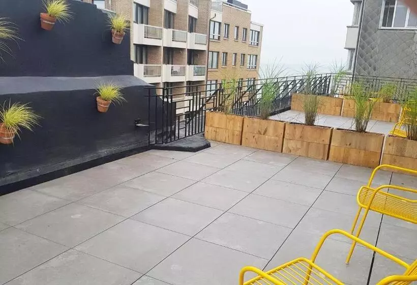 اتاق پنت هاوس, Upstairs