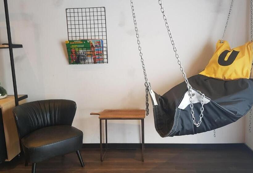 חדר פנטהאוז, Upstairs