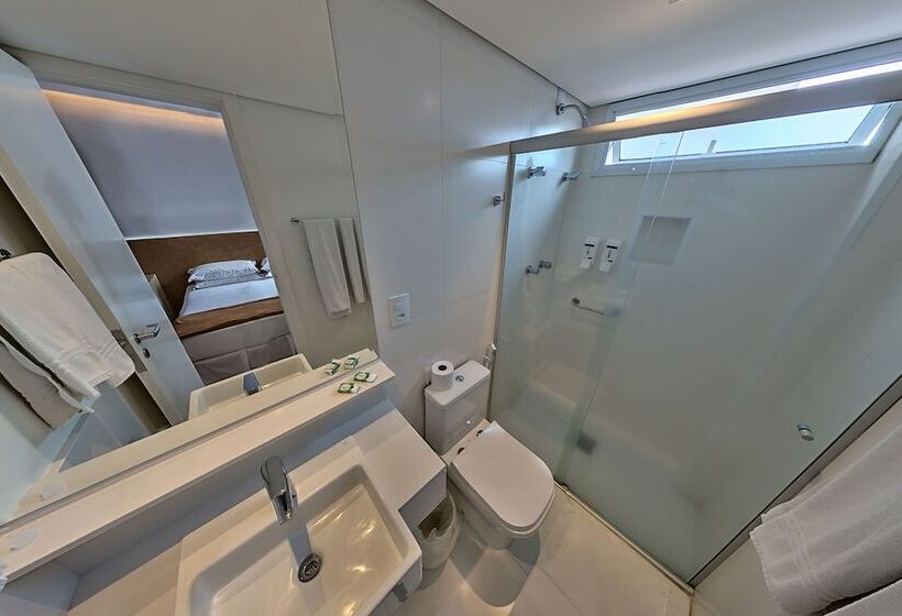 디럭스 룸, Shelton