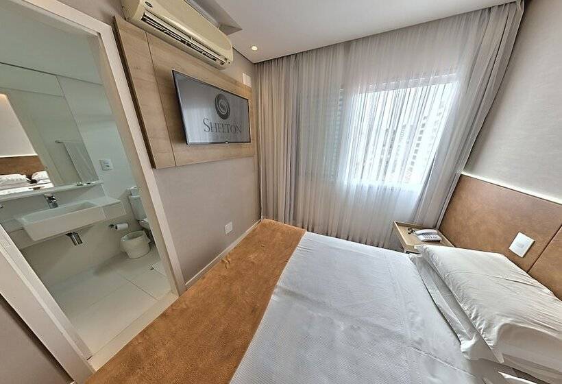 디럭스 룸, Shelton