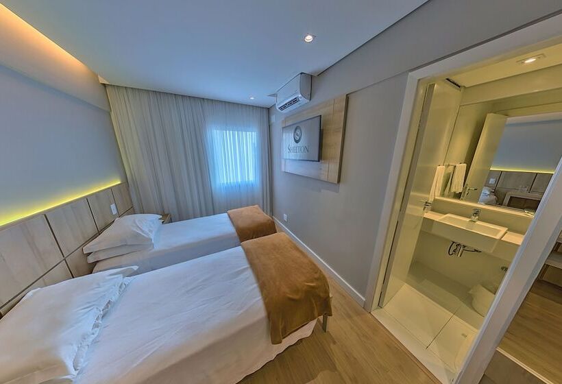 디럭스 룸, Shelton