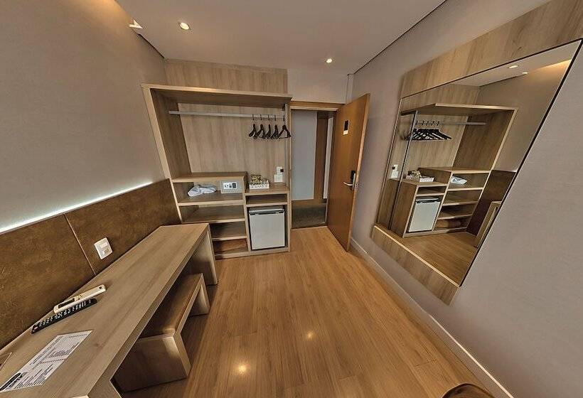 디럭스 룸, Shelton