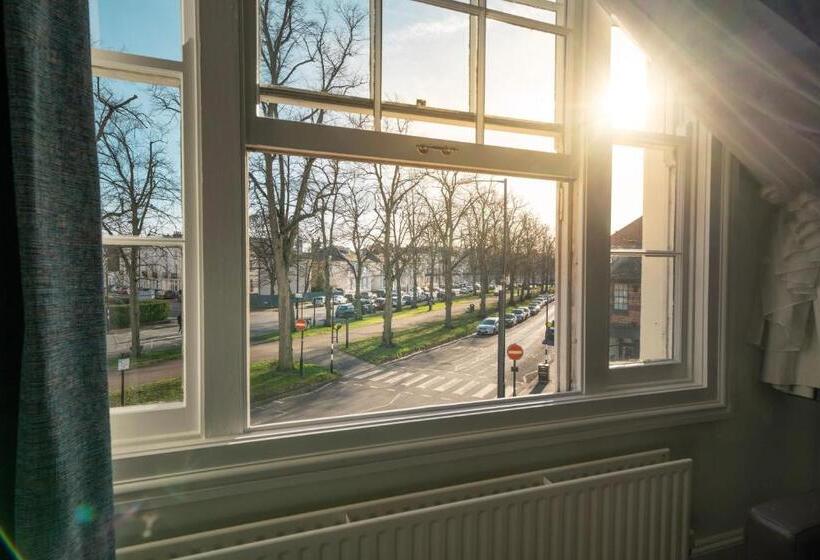 이그제큐티브 룸, The Angel