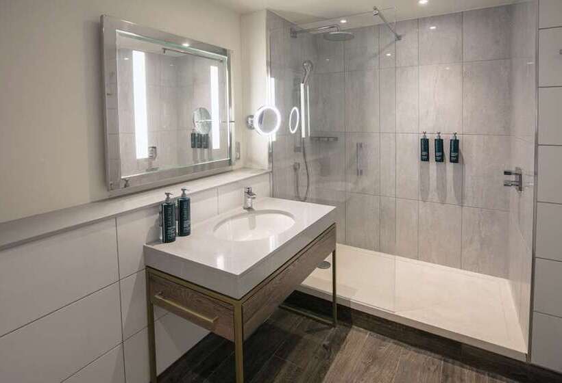 キングサイズベッドのスイートルーム, Oxford Belfry Hotel & Spa