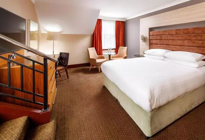 キングサイズベッドのスイートルーム, Delta Hotels By Marriott Cheltenham Chase
