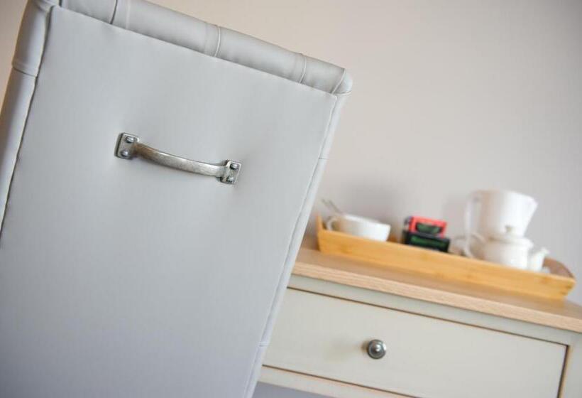 スタンダードトリプルルーム, The County