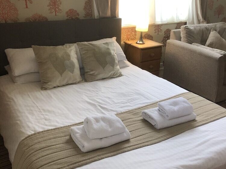 اتاق خانوادگی, The Dog & Partridge Country Inn