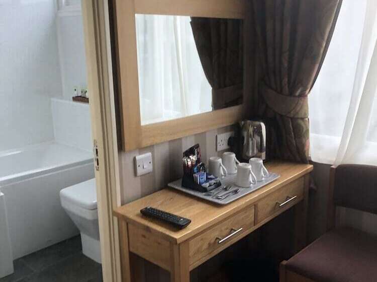 اتاق خانوادگی, The Dog & Partridge Country Inn