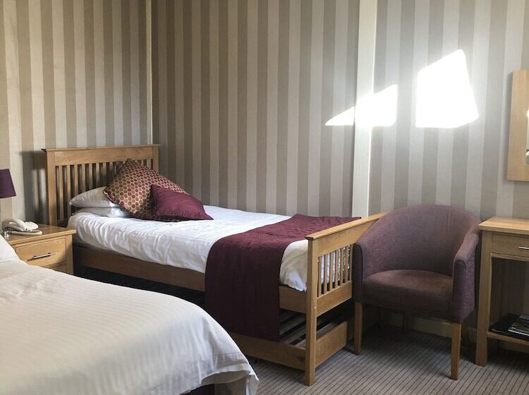 اتاق خانوادگی, The Dog & Partridge Country Inn