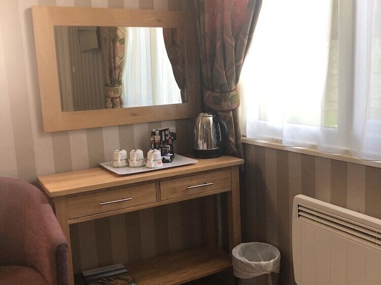 اتاق خانوادگی, The Dog & Partridge Country Inn