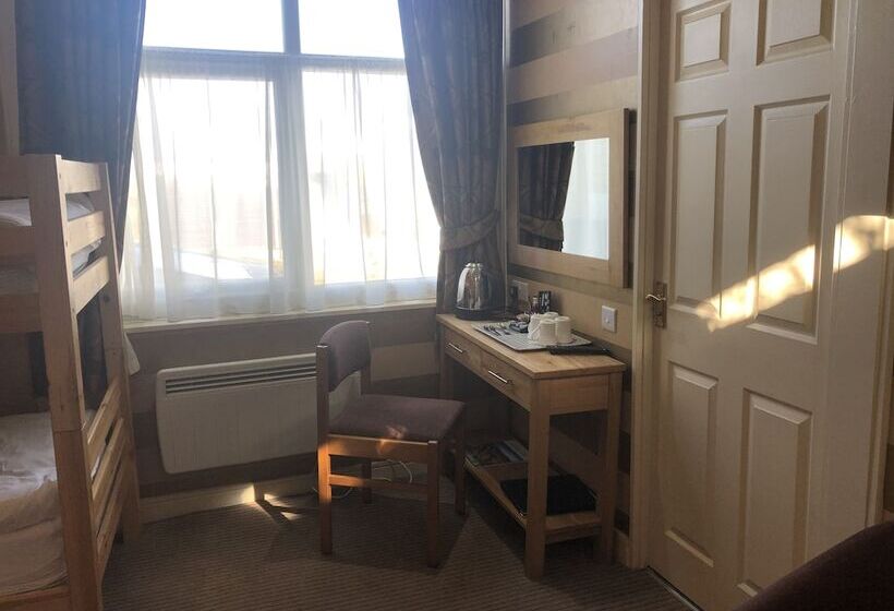 اتاق خانوادگی, The Dog & Partridge Country Inn