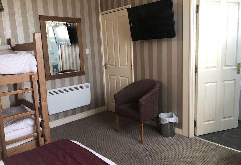 اتاق خانوادگی, The Dog & Partridge Country Inn