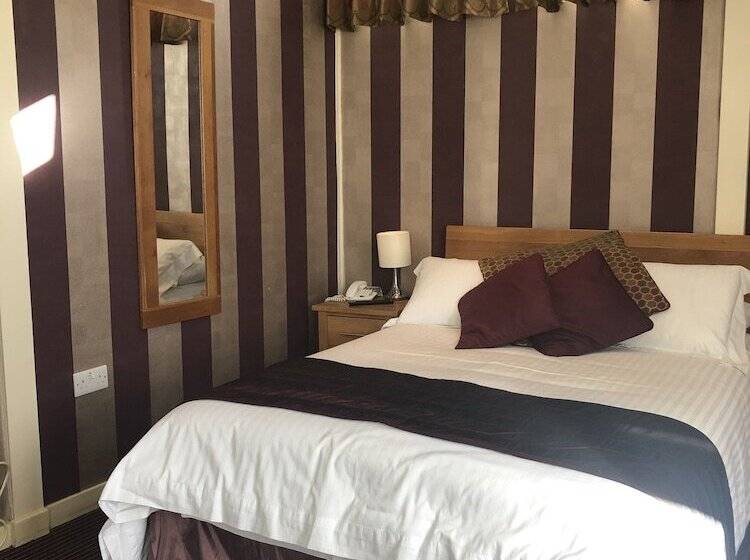 اتاق خانوادگی, The Dog & Partridge Country Inn