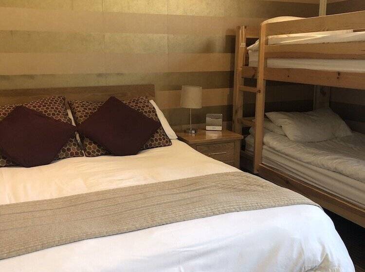 اتاق خانوادگی, The Dog & Partridge Country Inn