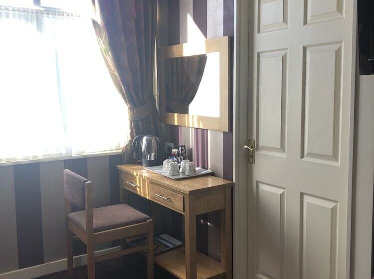 اتاق خانوادگی, The Dog & Partridge Country Inn