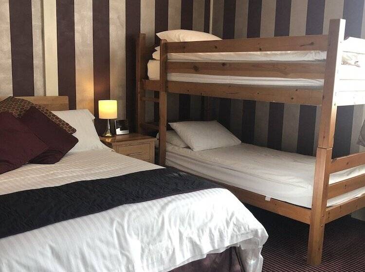 اتاق خانوادگی, The Dog & Partridge Country Inn