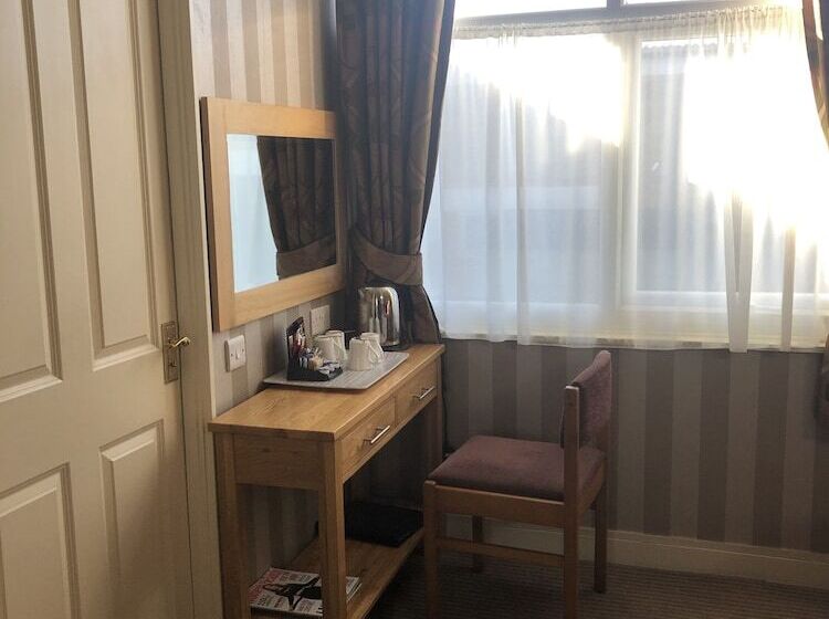 اتاق خانوادگی, The Dog & Partridge Country Inn