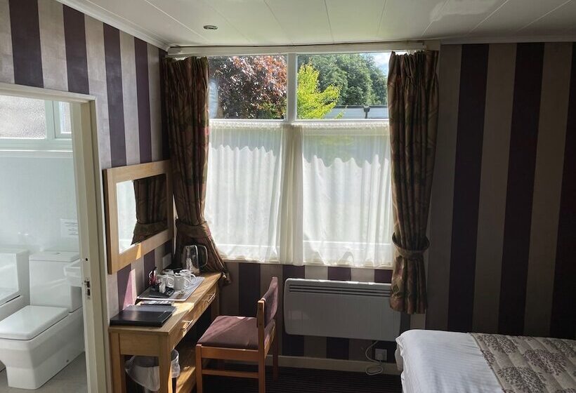 اتاق خانوادگی, The Dog & Partridge Country Inn