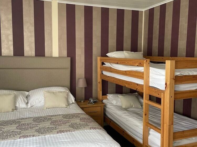 اتاق خانوادگی, The Dog & Partridge Country Inn