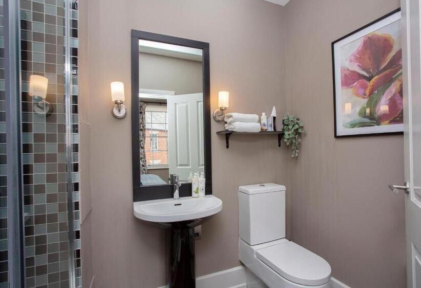 Номер Стандарт, The Grosvenor Arms