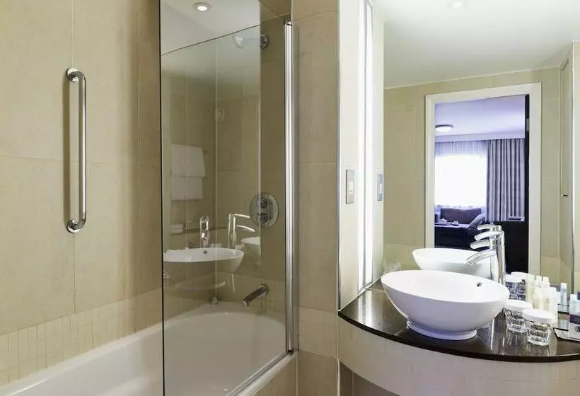 Deluxe Room, Doubletree By Hilton London Heathrow Airport