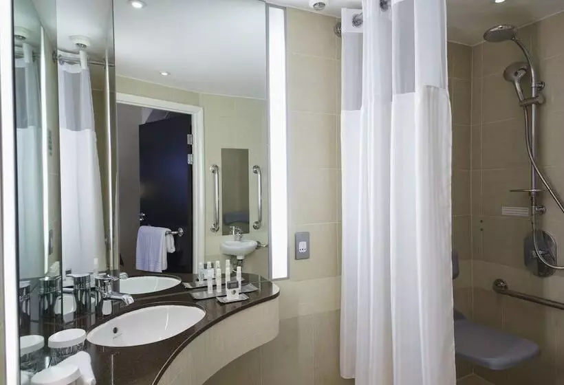 Standard Room Adapted for people with reduced mobility, Doubletree By Hilton London Heathrow Airport