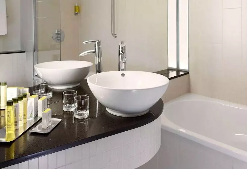 Standard Room Adapted for people with reduced mobility, Doubletree By Hilton London Heathrow Airport