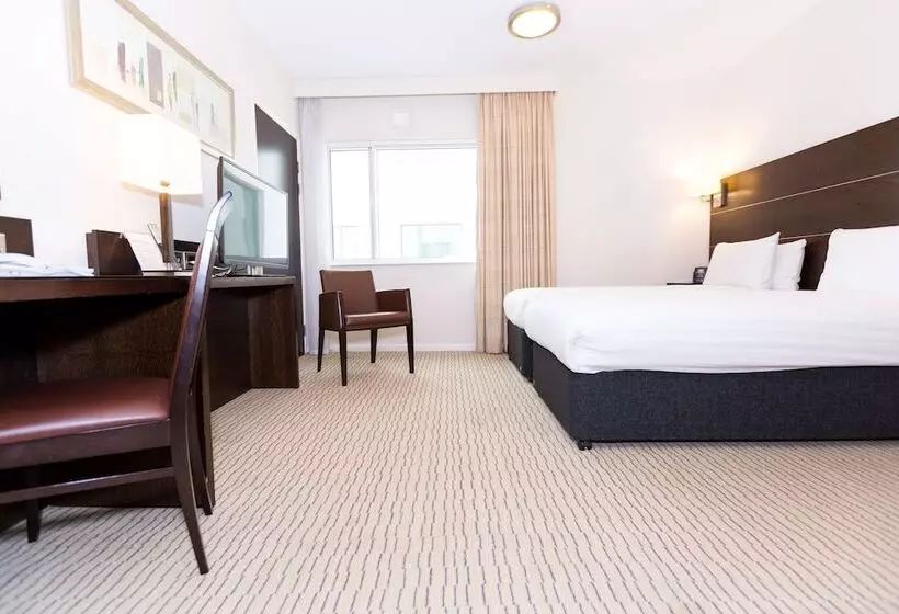 Standard Room Adapted for people with reduced mobility, Doubletree By Hilton London Heathrow Airport
